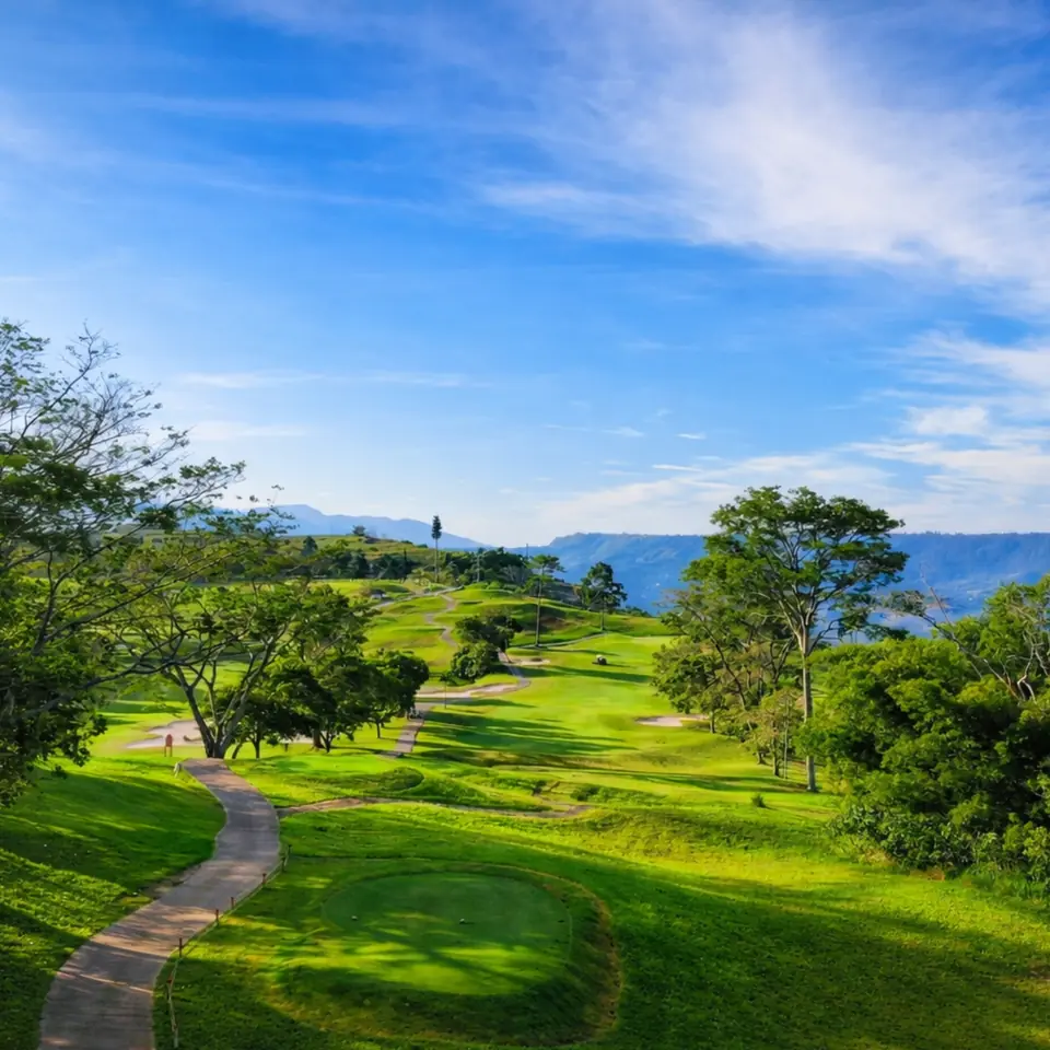 A cart path winding through Ruitoque Country Club above the valley